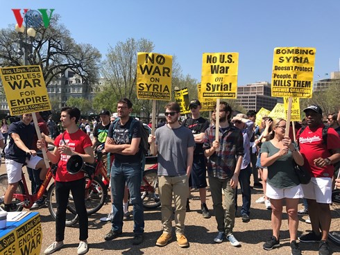 Người dân Mỹ biểu tình phản đối cuộc tấn công tên lửa vào Syria - Ảnh 2.