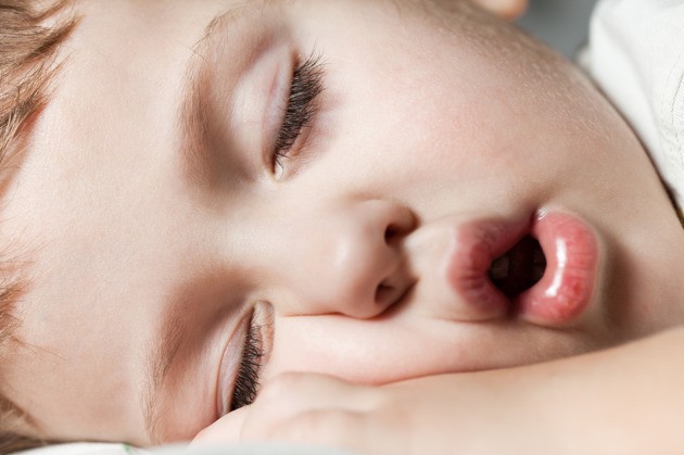 3 bước ma thuật giúp con đi ngủ dễ dàng để bố mẹ có thể dành thời gian cho bản thân - Ảnh 1.
