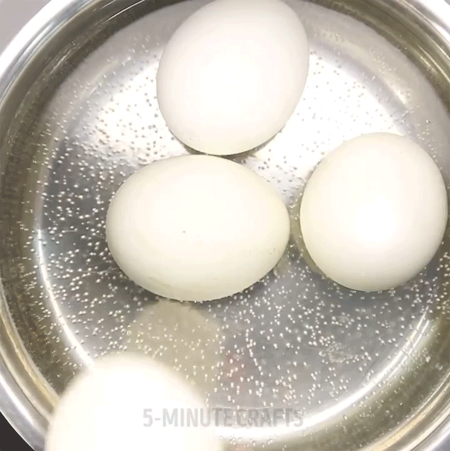 Lần tới luộc trứng cứ chọc cây kim vào quả trứng trước khi bỏ vào nồi, đảm bảo những lần sau bạn sẽ muốn áp dụng cách này - Ảnh 2.