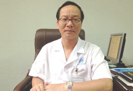 PGS.TS Trần Minh Điển: Đắp lòng trắng trứng gà vào vết tiêm dễ gây nhiễm khuẩn huyết - Ảnh 1.