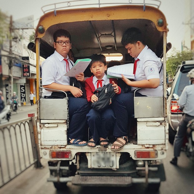 Bức ảnh chụp 3 cậu học sinh tranh thủ học vội đầy căng thẳng trên đường đến trường khiến ai cũng phải suy nghĩ - Ảnh 1.