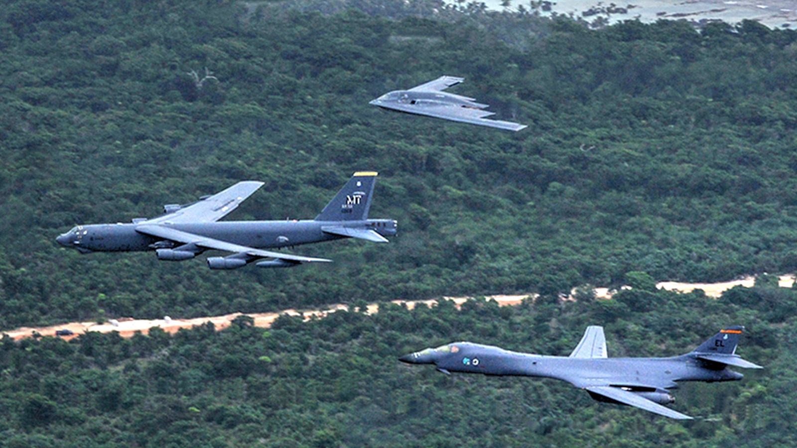 2 б 52. B-52, b1b Lancer, b-2. B-2 B-1 B-52. B-1 Lancer и b-52 Stratofortress. В1в бомбер США.