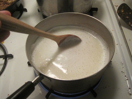 Nguy cơ ngộ độc từ sữa đậu nành trong những gánh hàng rong - Ảnh 1.