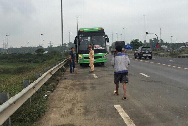 Trốn khỏi bãi vàng, người đàn ông đi bộ suốt 6 ngày cầu cứu cảnh sát giao thông - Ảnh 1.