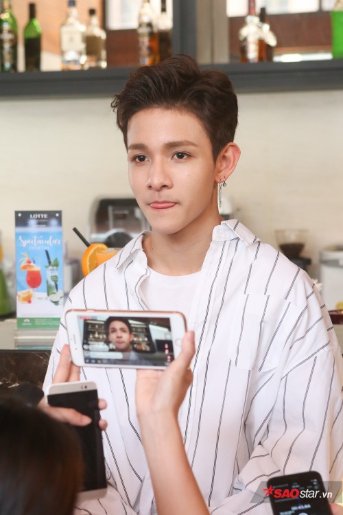 Kim Samuel đẹp trai ngời ngời, thân thiện nán lại họp báo để ký tặng fan Việt - Ảnh 1.