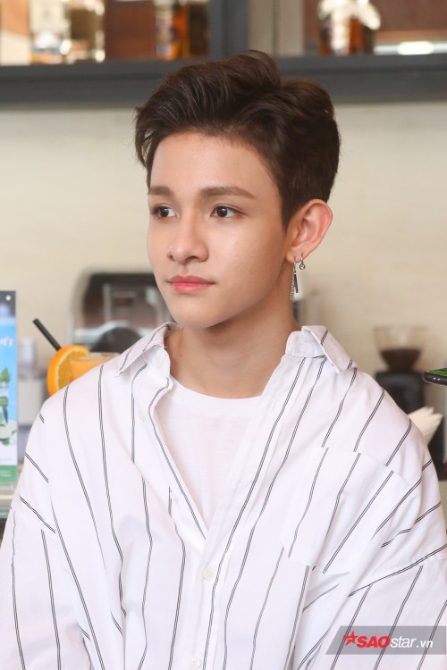 Kim Samuel đẹp trai ngời ngời, thân thiện nán lại họp báo để ký tặng fan Việt - Ảnh 2.