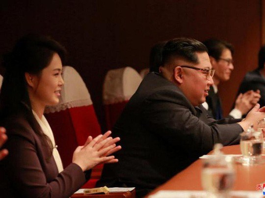 Vợ chồng ông Kim Jong-un vỗ tay tán thưởng nghệ sĩ Hàn Quốc - Ảnh 2.