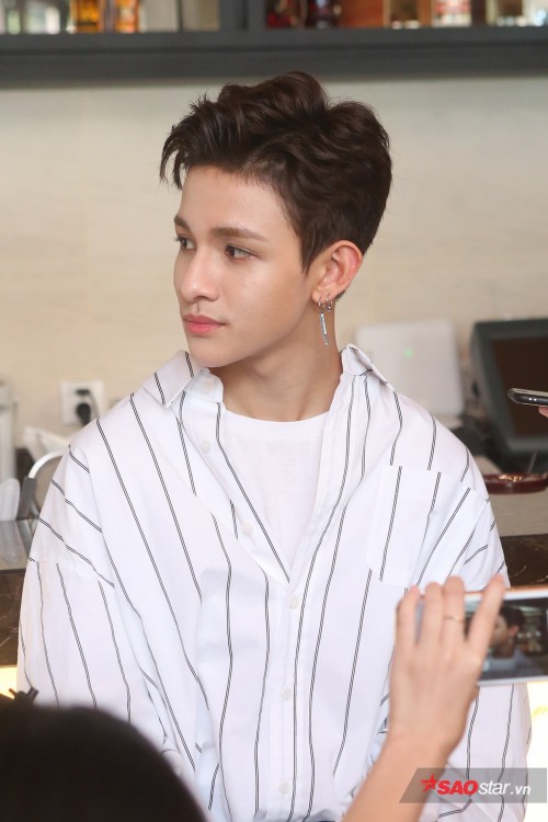 Kim Samuel đẹp trai ngời ngời, thân thiện nán lại họp báo để ký tặng fan Việt - Ảnh 3.