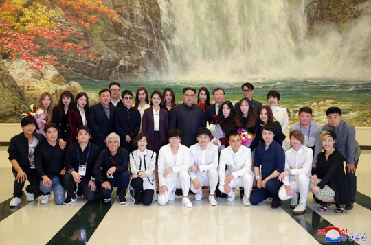 Vợ chồng ông Kim Jong-un vỗ tay tán thưởng nghệ sĩ Hàn Quốc - Ảnh 3.