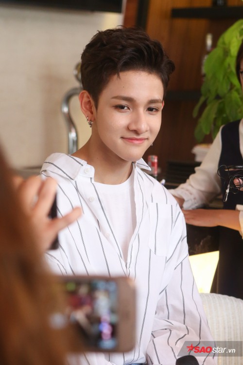 Kim Samuel đẹp trai ngời ngời, thân thiện nán lại họp báo để ký tặng fan Việt - Ảnh 4.