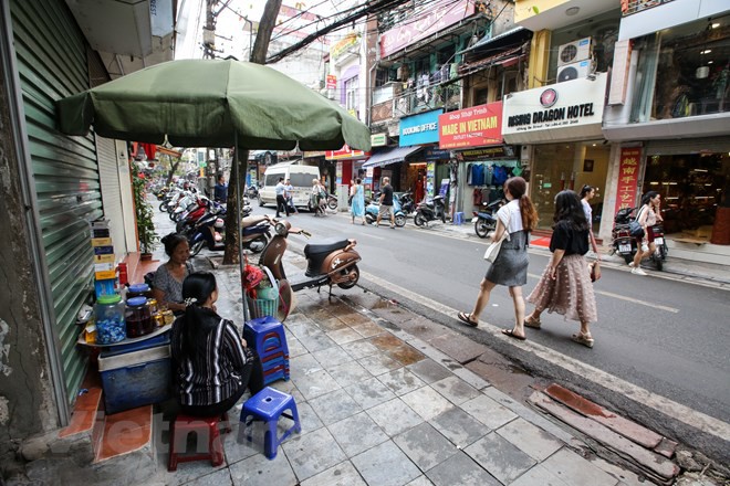 Nhìn lại vỉa hè Hà Nội một năm sau chiến dịch chống lấn chiếm - Ảnh 7.