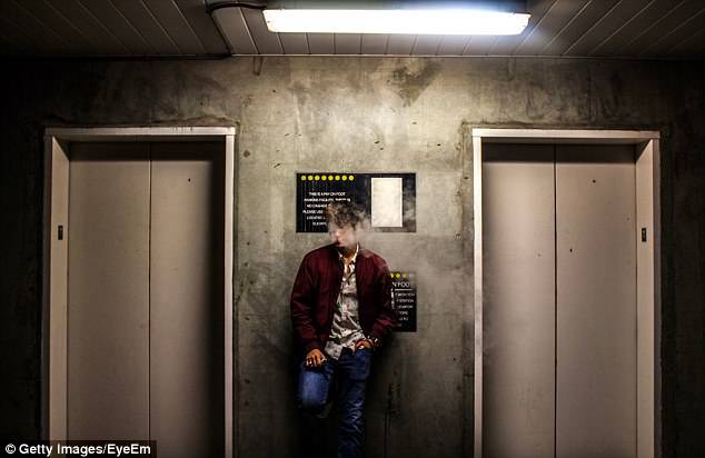 Nếu hút thuốc lá tại Nhật, 45 phút sau bạn mới được phép sử dụng thang máy - Ảnh 1.