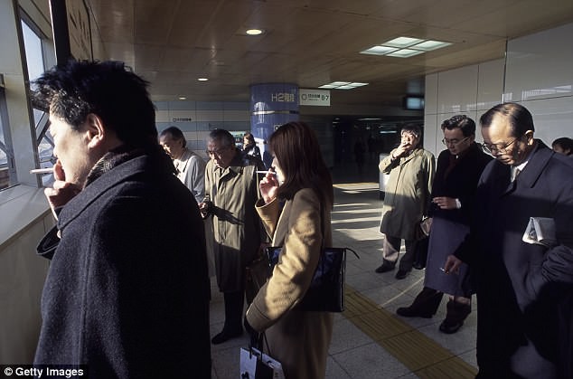 Nếu hút thuốc lá tại Nhật, 45 phút sau bạn mới được phép sử dụng thang máy - Ảnh 3.