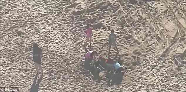 Đào hố cát trên bãi biển, bé trai suýt mất mạng - Ảnh 2.