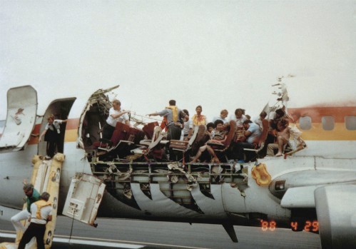 Những vụ tai nạn hy hữu khi hành khách bị hút khỏi máy bay ở độ cao hàng nghìn mét - Ảnh 8.