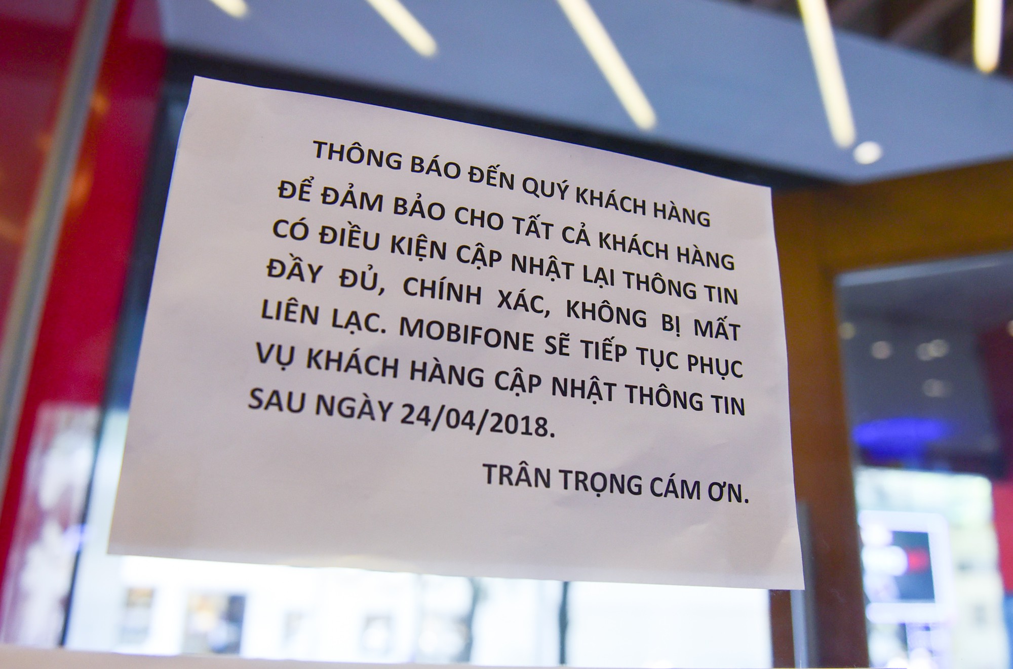 Người Sài Gòn xếp hàng cả sáng Chủ nhật chờ chụp hình chân dung cập nhật thuê bao di động - Ảnh 2.