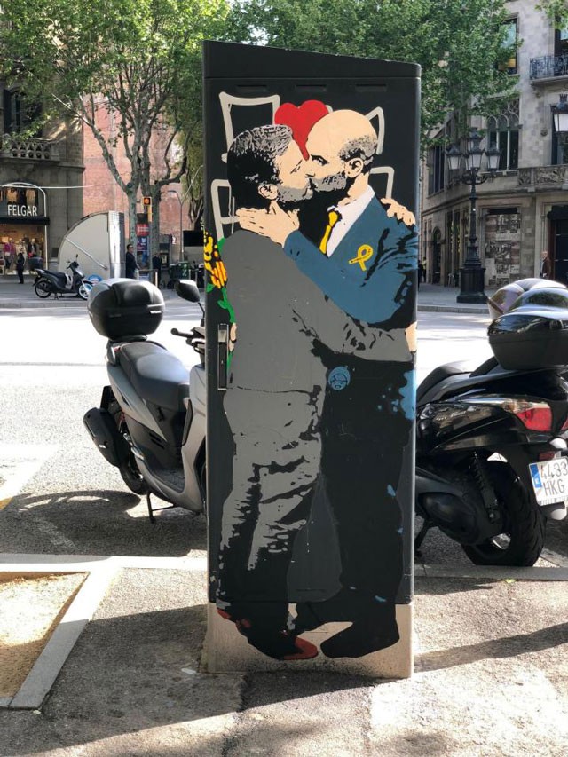 Pep Guardiola và Mourinho ‘khóa môi’ nhau trên đường phố - Ảnh 1.