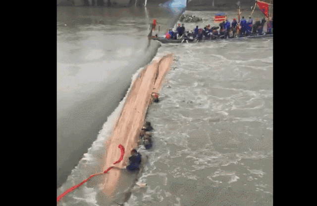 Video: Khoảnh khắc nhiều người tháo chạy, nhảy khỏi chiếc thuyền lật trên sông trước thời khắc sinh tử - Ảnh 2.