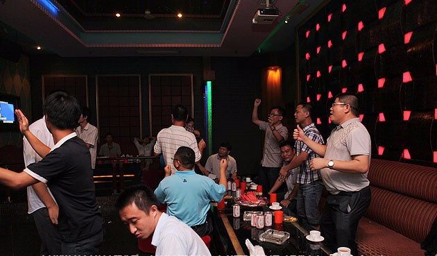 Nếu nhỡ phát hiện hóa đơn karaoke có kèm chi phí nghi là 2 em tay vịn trong túi chồng, chị em tính xử lý sao?  - Ảnh 3.