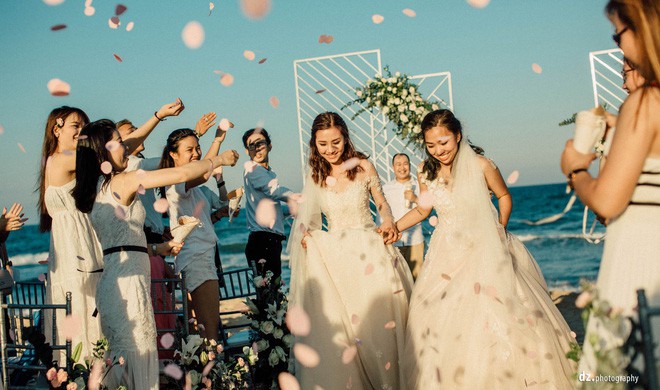 Xúc động đám cưới đồng tính của 2 cô gái từng là tình địch giữa bãi biển thơ mộng và lung linh ở Bình Thuận - Ảnh 10.