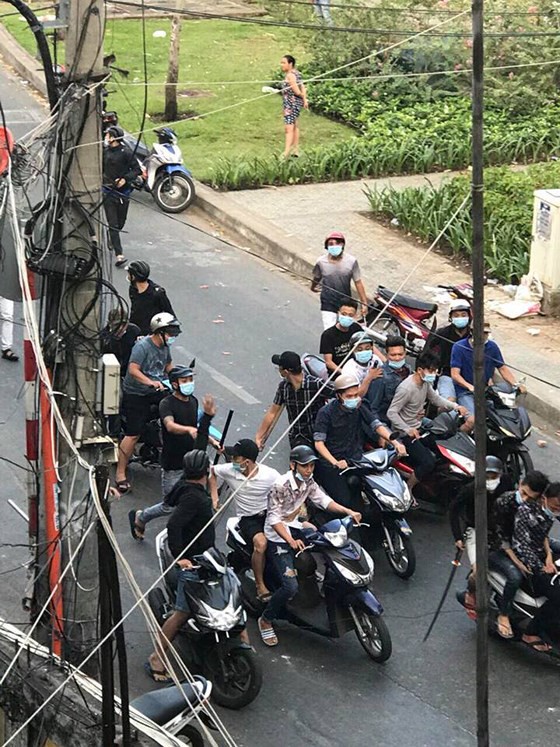Vụ 30 thanh niên cầm mã tấu truy sát ở Sài Gòn: Tạm giữ 5 giang hồ có số má quê Hải Phòng - Ảnh 2.