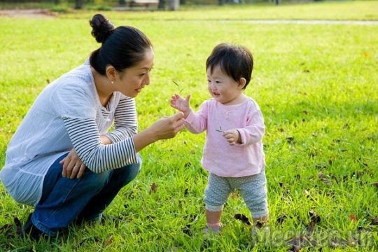 Khen con “rất thông minh”, tưởng khích lệ con mà hóa ra lại gây tác dụng ngược - Ảnh 1.