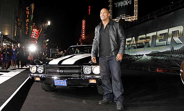 Gã khổng lồ Dwayne Johnson: Ở nhà triệu đô, đi siêu xe khủng, máy bay nhanh nhất thế giới - Ảnh 10.