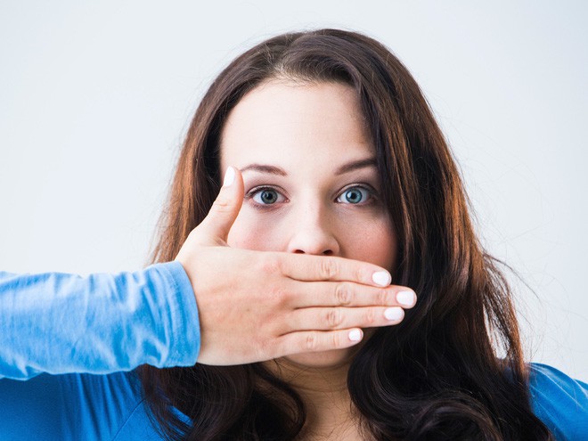 Hơi thở có mùi là dấu hiệu cảnh báo vấn đề sức khỏe gì? - Ảnh 1.
