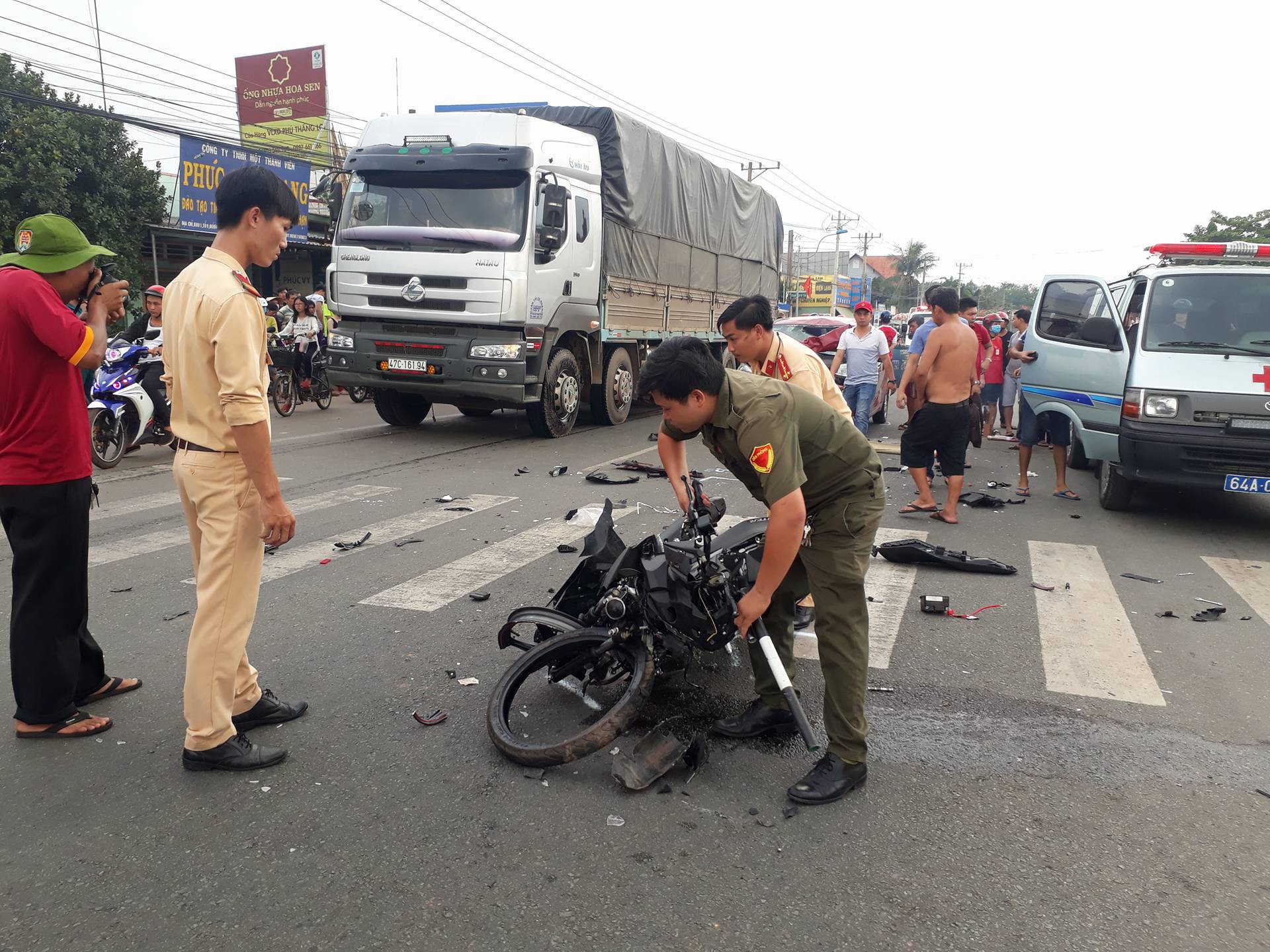 Xe máy nát bét sau khi đối đầu ô tô, hai người thương vong