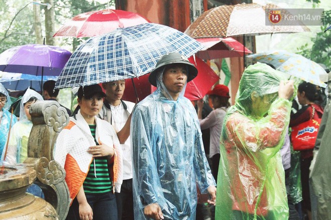 Nhiều bạn trẻ hồn nhiên mặc quần đùi, váy ngắn và tạo dáng phản cảm khi dự lễ Giỗ tổ Hùng Vương - Ảnh 3.