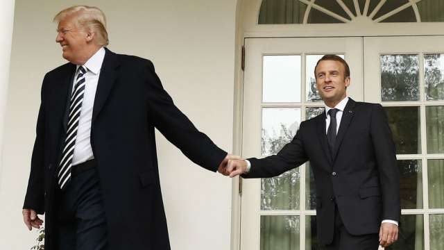 Phản ứng hóa học cực kỳ thú vị giữa 2 TT Trump-Macron: Vỗ đùi, dắt tay đi dọc Nhà Trắng - Ảnh 6.
