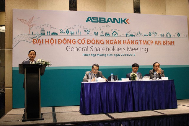  Ông Vũ Văn Tiền thôi làm chủ tịch ABBank  - Ảnh 1.