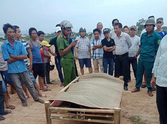 Người đàn ông treo cổ trên cây trứng cá trong tình trạng không mặc quần áo  - Ảnh 1.