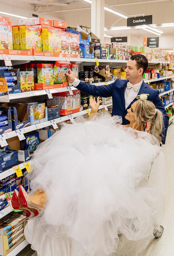 Cặp đôi vào tận siêu thị để chụp ảnh cưới, tưởng kỳ lạ nhưng đằng sau đó là một câu chuyện tình tuyệt đẹp - Ảnh 2.