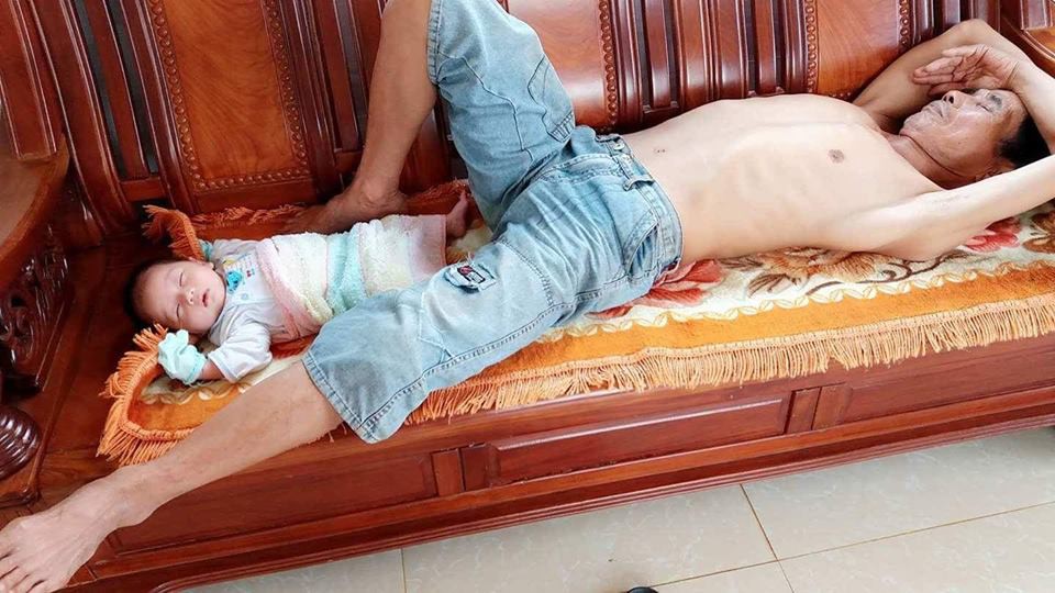 Hình ảnh ông bà chăm cháu: Nhiều người thấy hình ảnh gia đình mình trong đó - Ảnh 2. Hình ảnh ông bà chăm cháu: Nhiều người thấy hình ảnh gia đình mình trong đó - Ảnh 2.