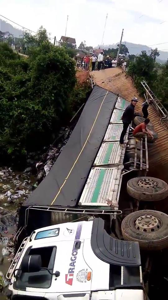 Clip: Cầu bất ngờ sập khiến xe tải và gần 18 tấn hàng rơi xuống sông - Ảnh 2.