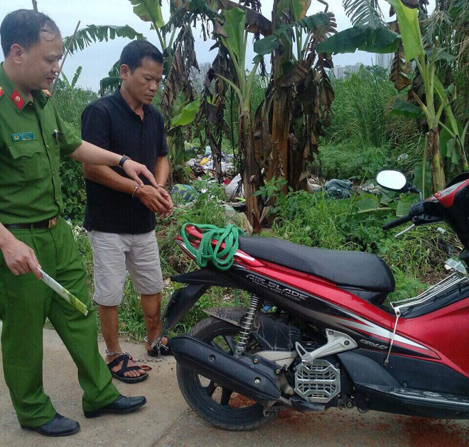 Người dân tập trung xem nghi phạm giết người thực nghiệm hiện trường vụ án - Ảnh 1.