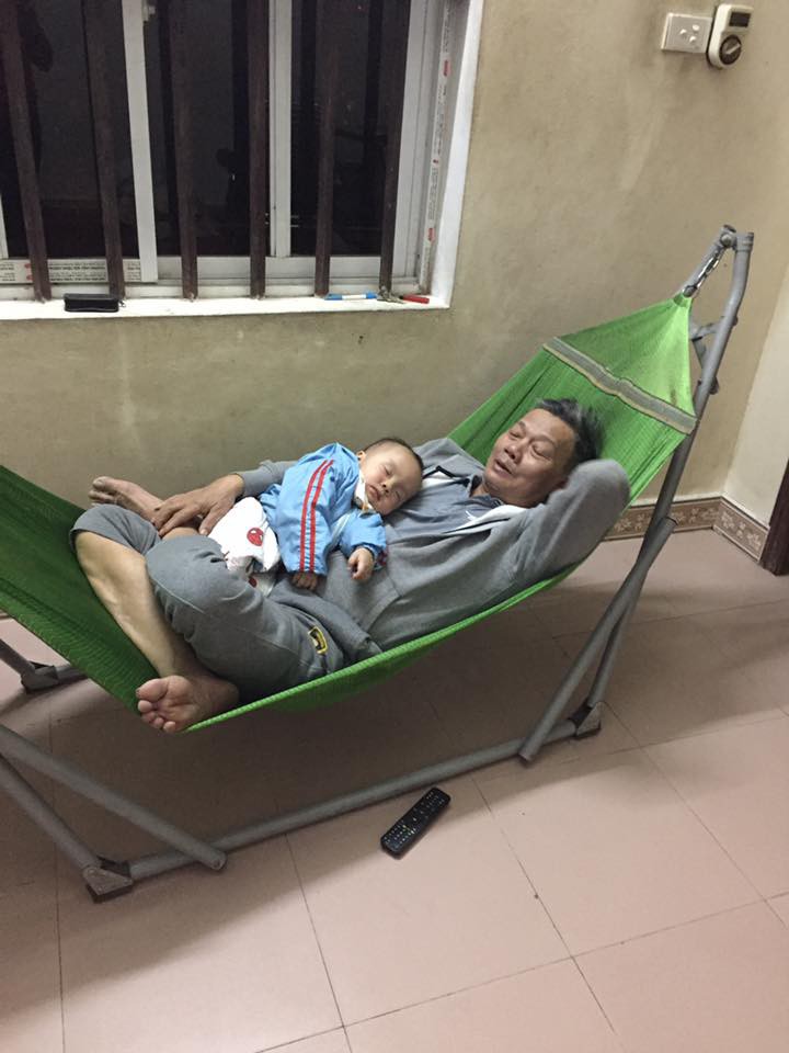 Hình ảnh ông bà chăm cháu: Nhiều người thấy hình ảnh gia đình mình trong đó - Ảnh 18. Hình ảnh ông bà chăm cháu: Nhiều người thấy hình ảnh gia đình mình trong đó - Ảnh 18.