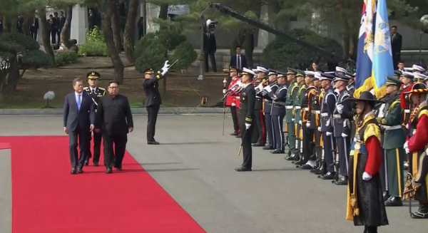 Ảnh: Ông Kim Jong-un là lãnh đạo đầu tiên của Triều Tiên tham gia duyệt đội nghi thức Hàn Quốc - Ảnh 2.