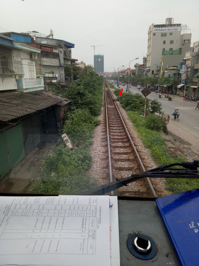 Hà Nội: Thanh niên gối đầu lên đường ray ngủ ngon lành khiến cả đoàn tàu phải dừng lại để gọi dậy - Ảnh 2.