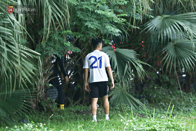 Sao U23 Việt Nam phụng phịu vì bị đàn anh bắt đi nhặt bóng trong bụi cây - Ảnh 6.