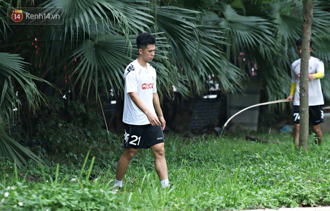 Sao U23 Việt Nam phụng phịu vì bị đàn anh bắt đi nhặt bóng trong bụi cây - Ảnh 7.