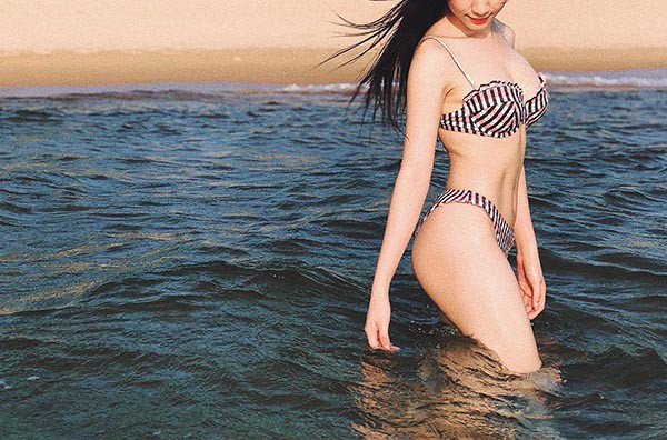 Hòa Minzy diện bikini nóng bỏng, công khai bày tỏ tình cảm với bạn trai thiếu gia - Ảnh 2.