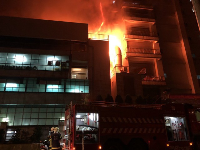 Đài Loan: Cháy lớn kinh hoàng tại tòa nhà 5 tầng, nhiều lao động Việt Nam lo lắng sợ hãi - Ảnh 2.