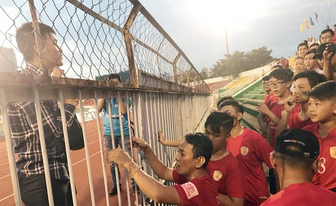 Cả tuyển thủ U23 lẫn con cưng của Hữu Thắng ghi bàn, SLNA lại khiến HLV Miura nuốt hận - Ảnh 1.
