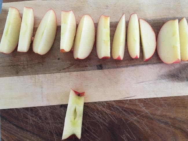 Quả táo cắt rồi để cả ngày cũng không bị thâm đen chỉ với 1 thứ nhỏ xíu mà nhà nào cũng có - Ảnh 1.
