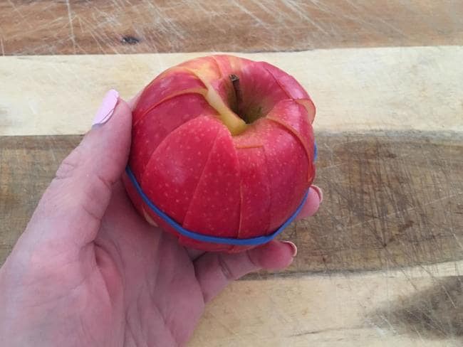 Quả táo cắt rồi để cả ngày cũng không bị thâm đen chỉ với 1 thứ nhỏ xíu mà nhà nào cũng có - Ảnh 2.