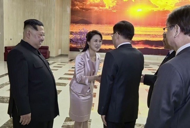 Truyền thông Hàn Quốc ví vợ ông Kim Jong-un là nàng thơ thời trang - Ảnh 2.