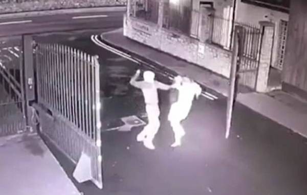 Clip: Đang đi bộ trên phố, người phụ nữ bị kẻ cướp bất ngờ đâm tới tấp để cướp tài sản - Ảnh 2. Clip: Đang đi bộ trên phố, người phụ nữ bị kẻ cướp bất ngờ đâm tới tấp để cướp tài sản - Ảnh 2.