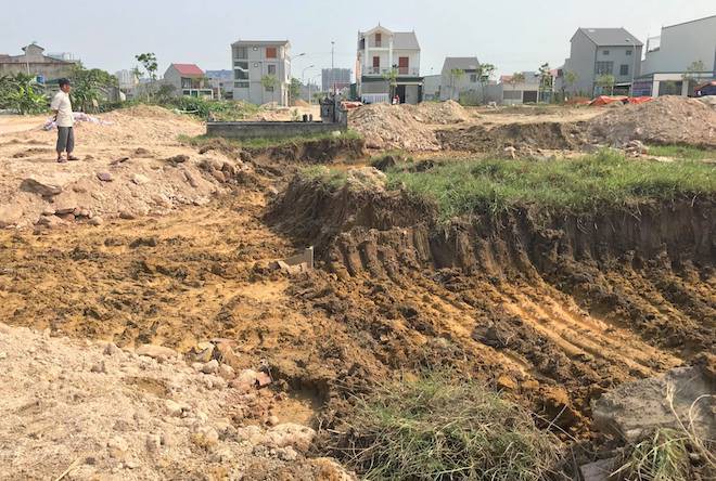 Ra khu mộ gia đình bất ngờ phát hiện bị đơn vị thi công đào chuyển đi nơi khác - Ảnh 1.